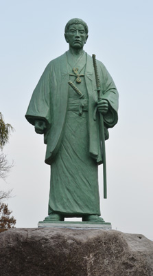 長く建立が望まれていました銅像が全国有志のご寄付により、平成26年（2014）に完成し披露されました。彫刻作家：奈部雅昭氏作