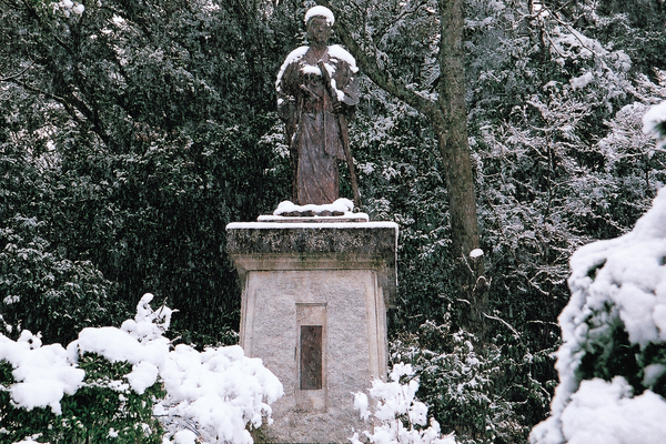 雪が積もる高杉東行陶像