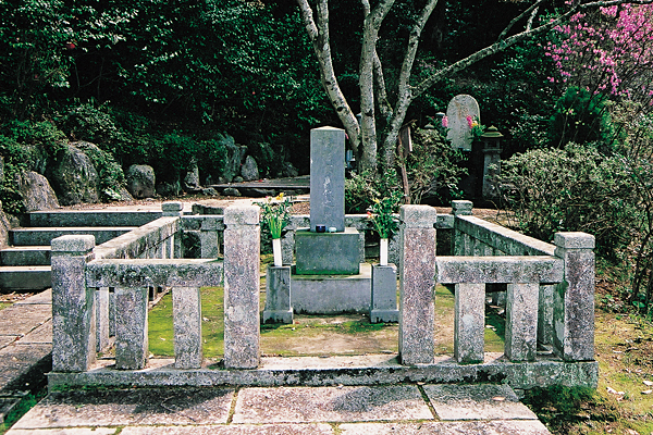 晋作の子の東一、孫の春太郎、晋作の妻雅子などが眠る高杉家の累代墓。